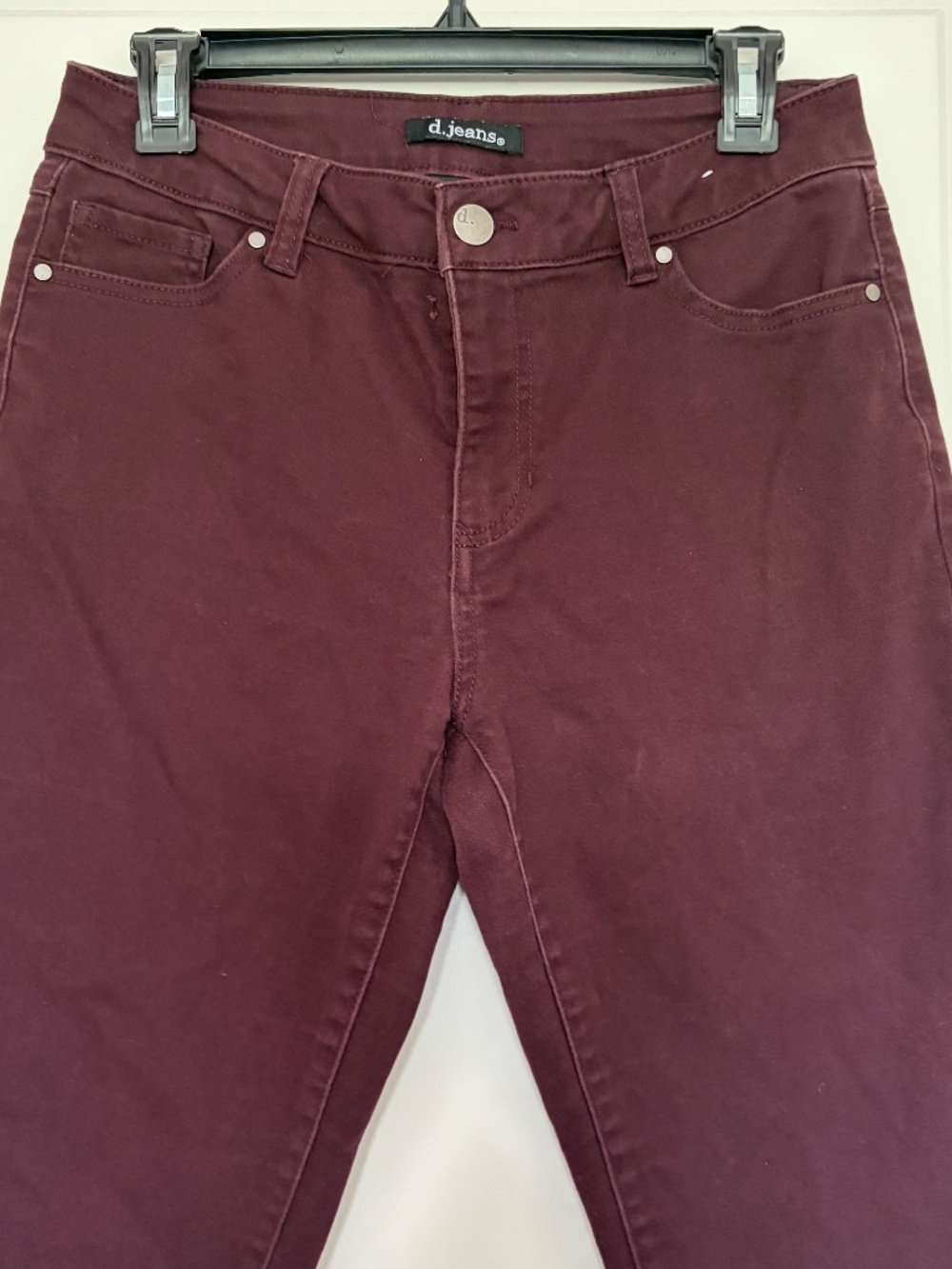 Women's 8 Ankle Length Maroon Skinny Jeans!